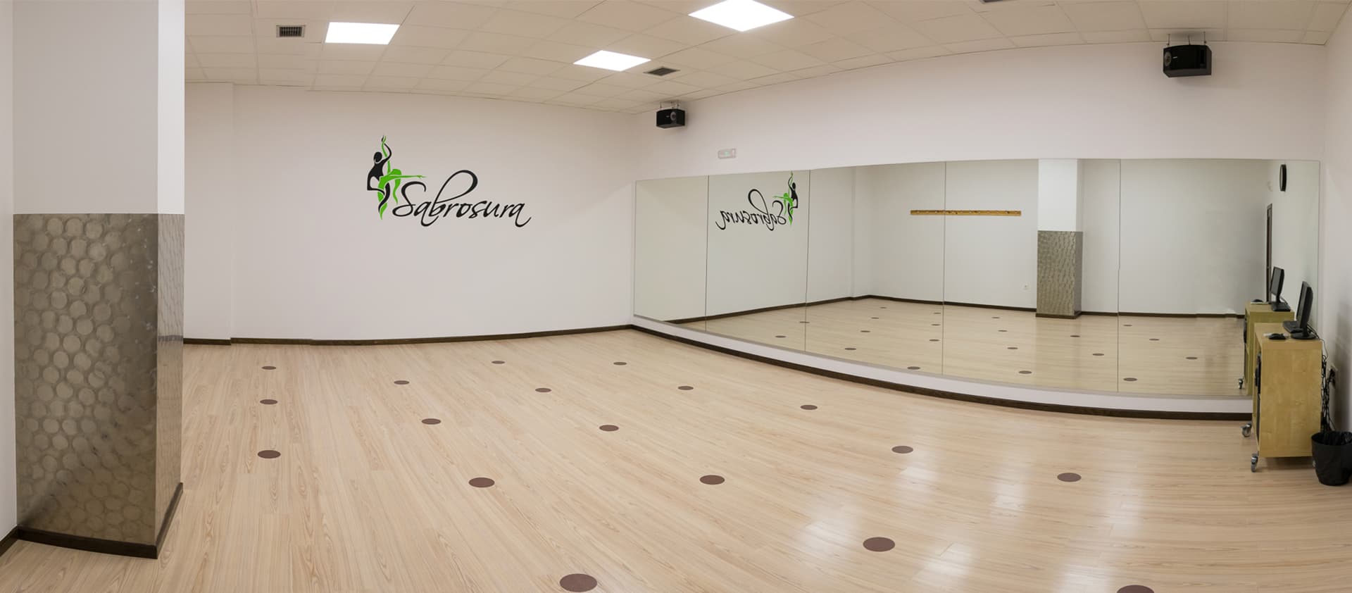 Sala de baile con espejos y suelo de madera