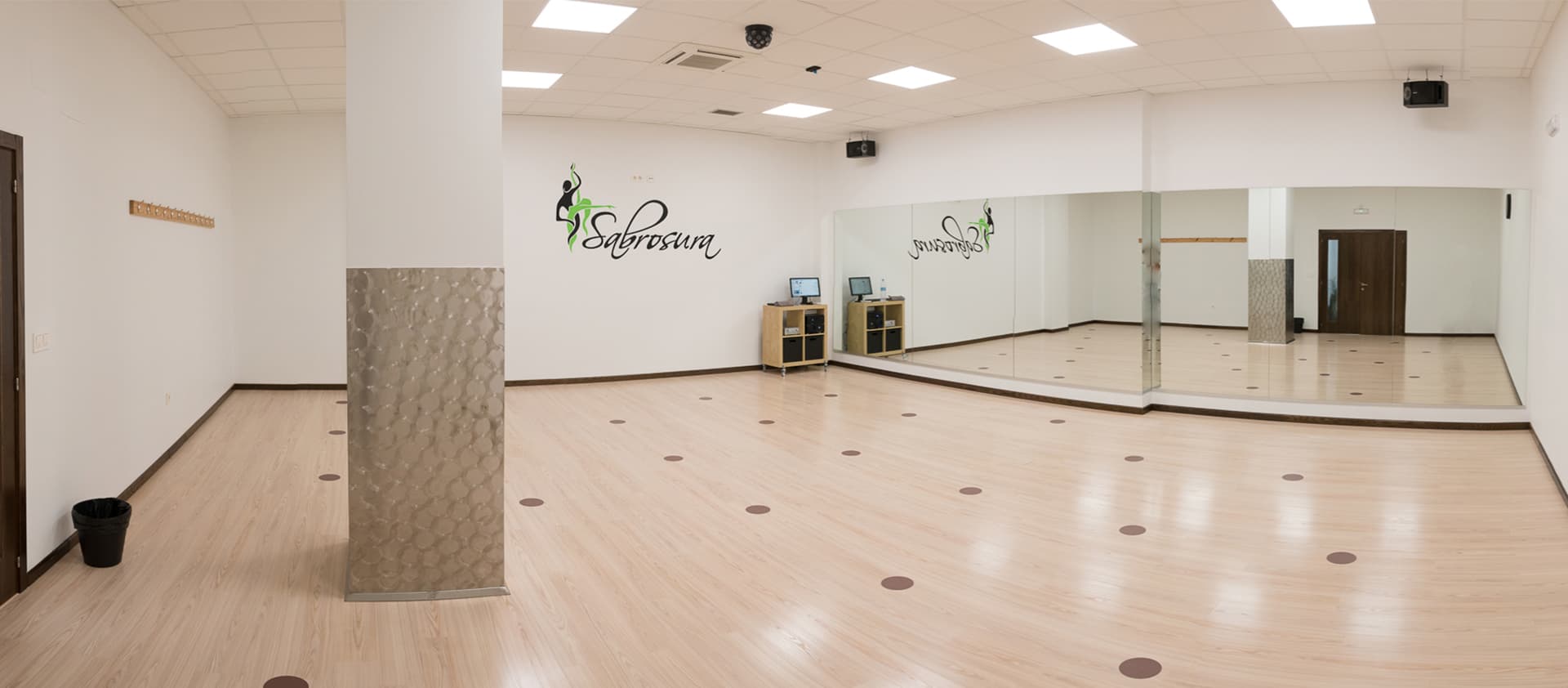 Sala de baile con espejos y equipo de sonido