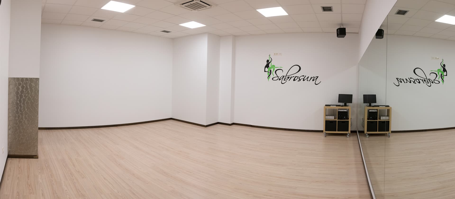 Sala de baile amplia con barra de ballet