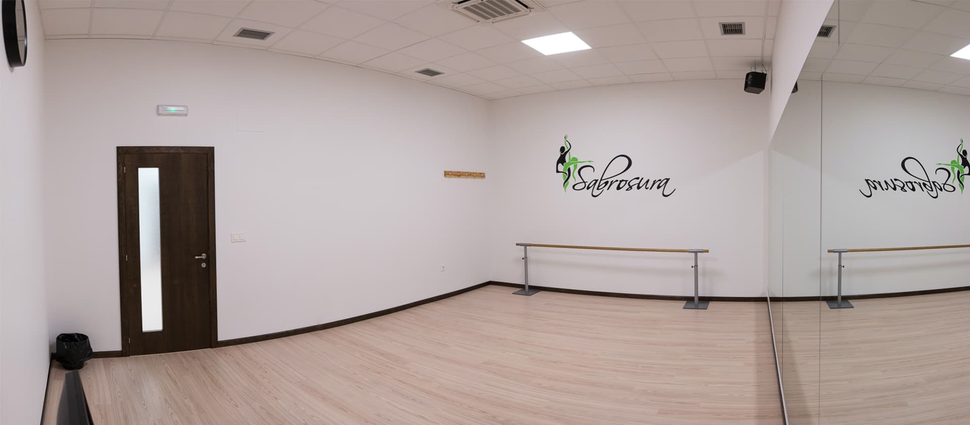 Sala de baile con barra y espejo de pared completa