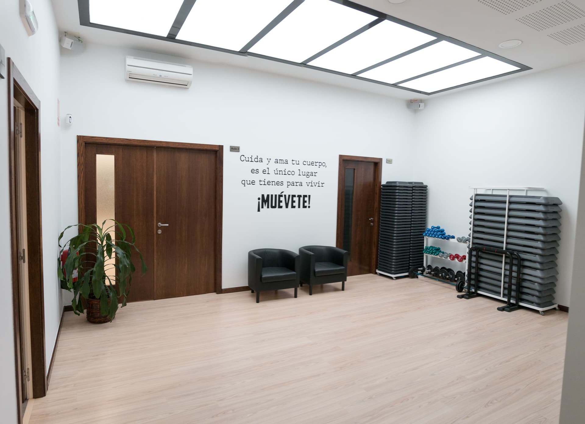 Sala con material de fitness y zona de descanso