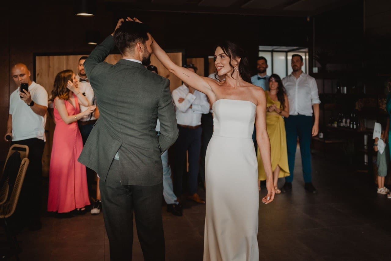 Novios bailando su primer baile