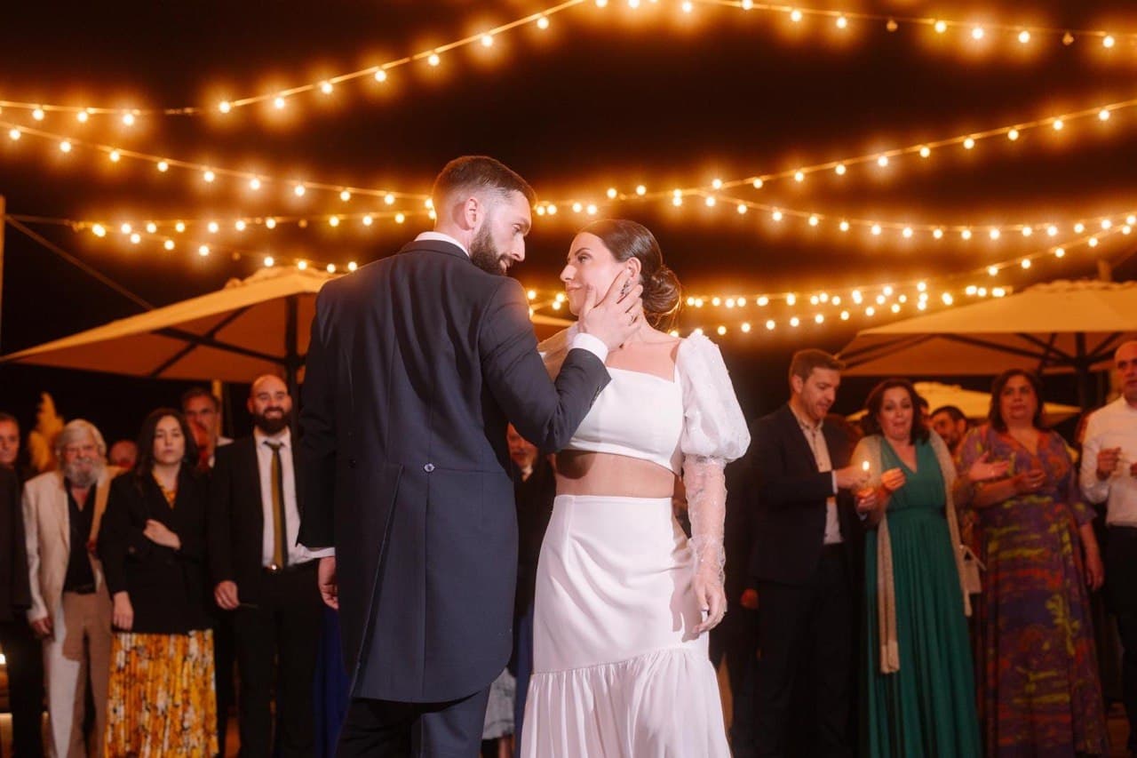Novios bailando su primer baile