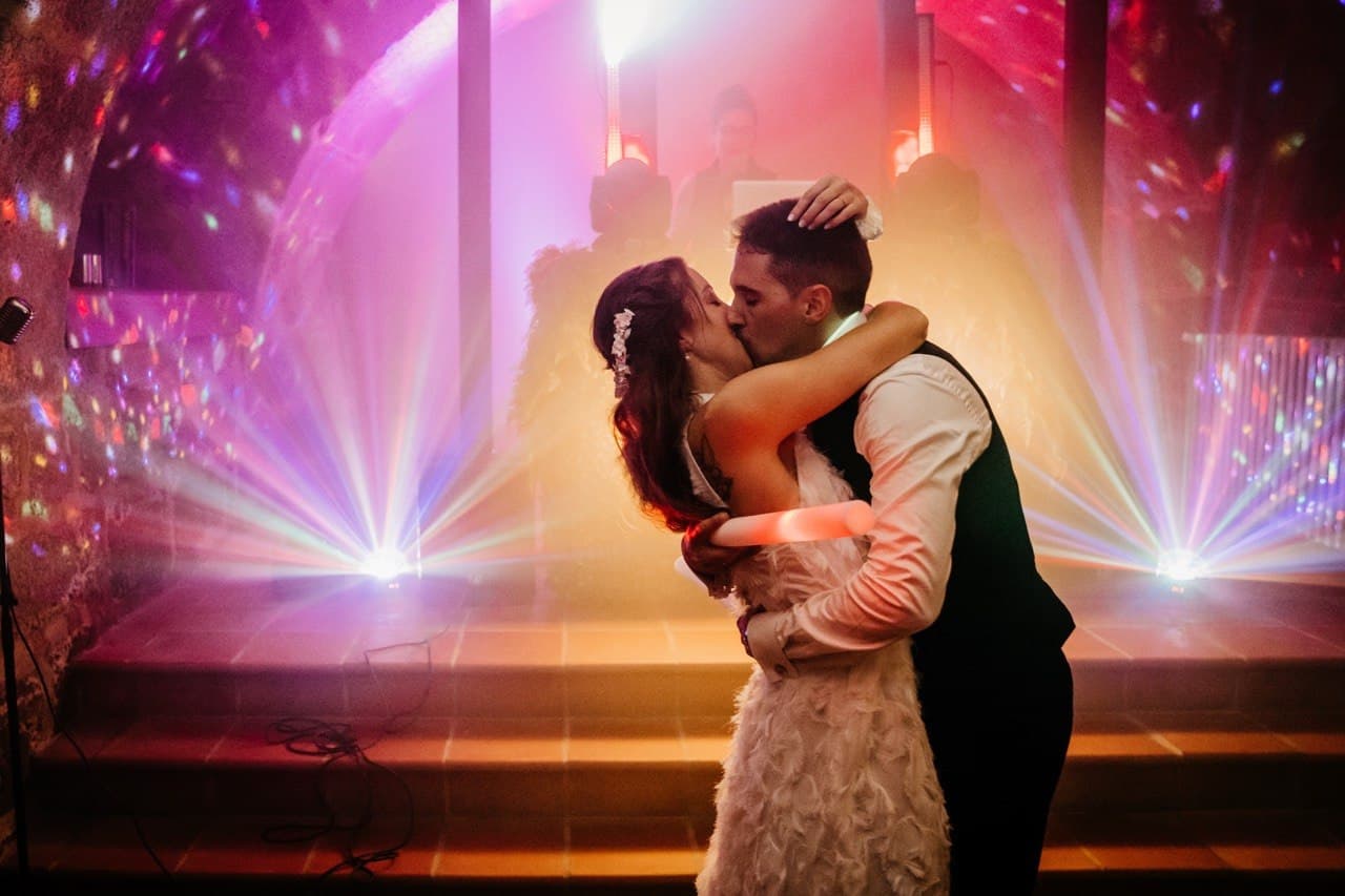 Novios compartiendo un momento cómplice durante su baile