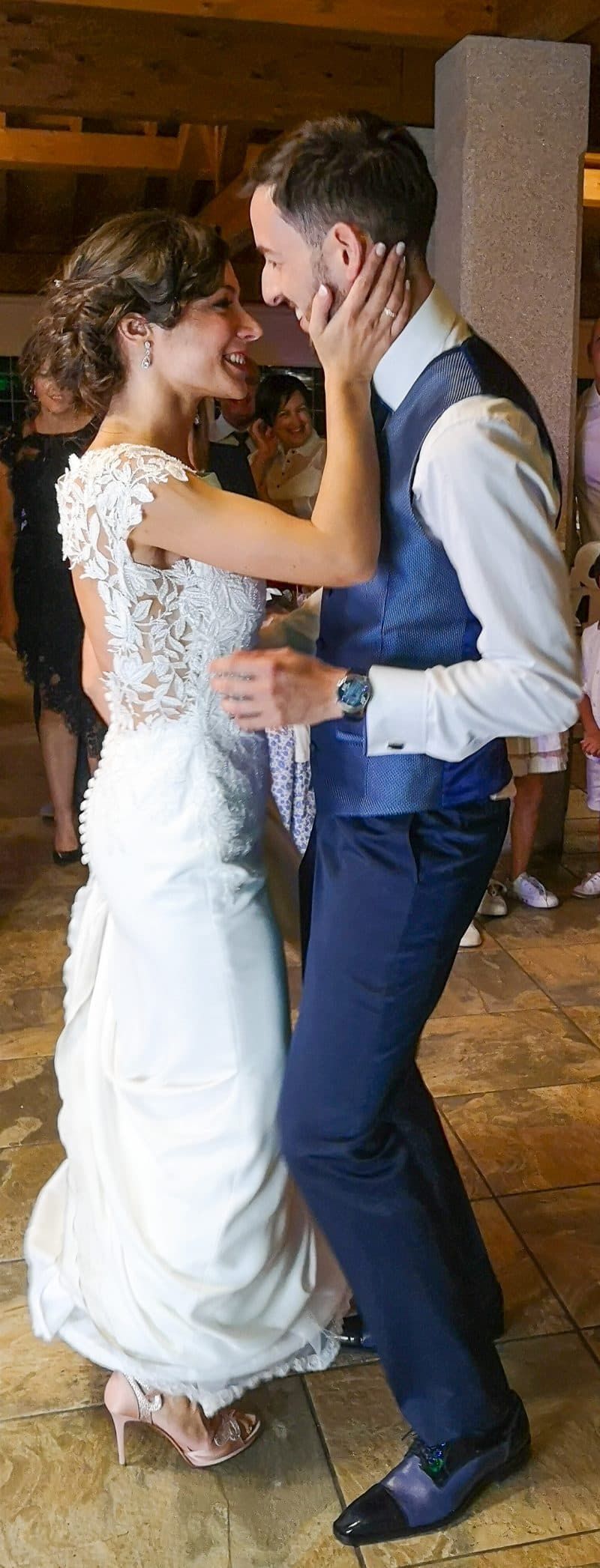 Pareja preparando su coreografía de baile nupcial