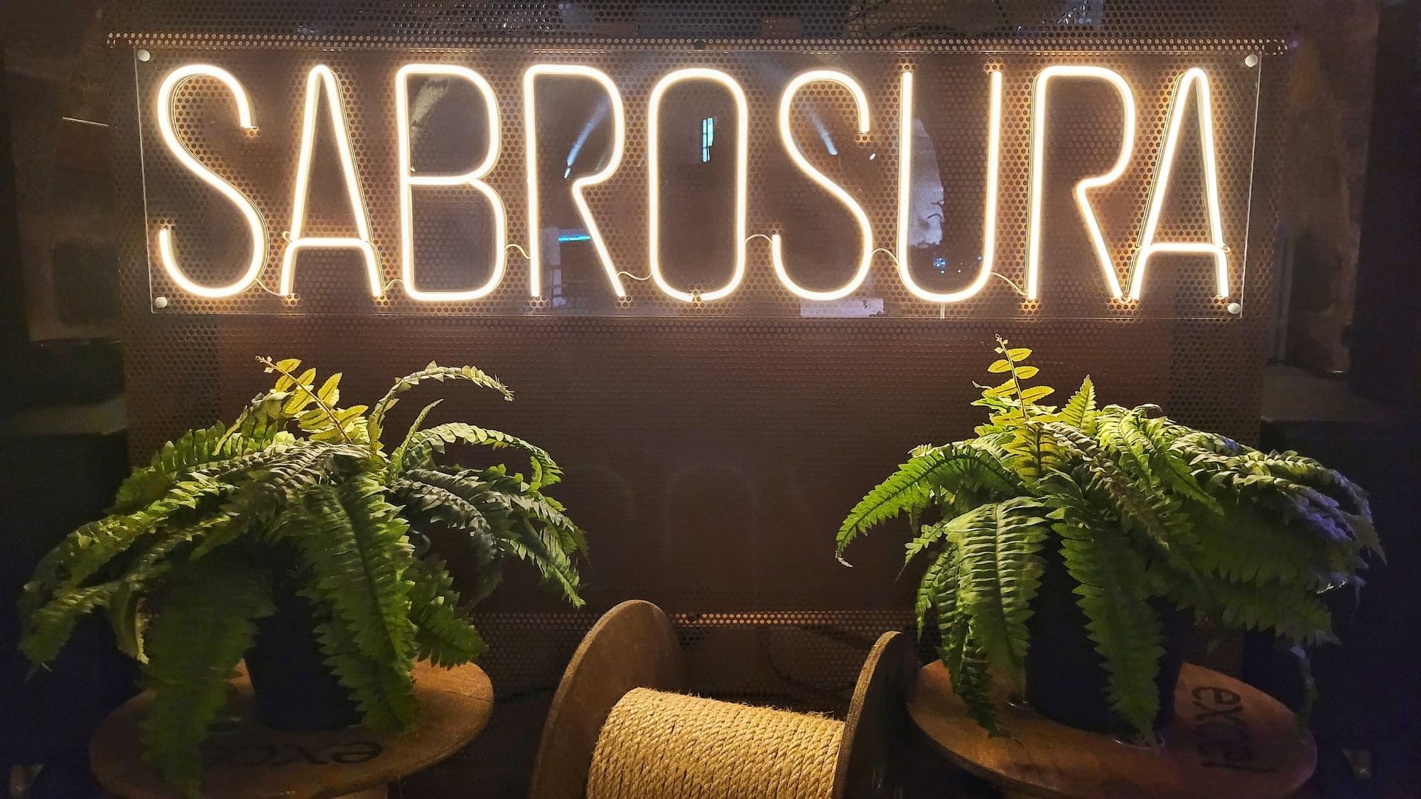 Invitados disfrutando de un evento con Sabrosura